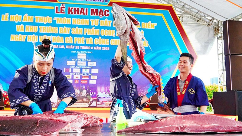 Chế biến cá ngừ đại dương tại một chương trình ẩm thực.