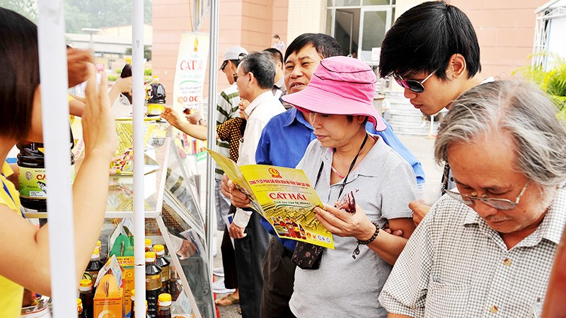 Người tiêu dùng tìm hiểu thông tin sản phẩm. Ảnh: Nguyệt Anh