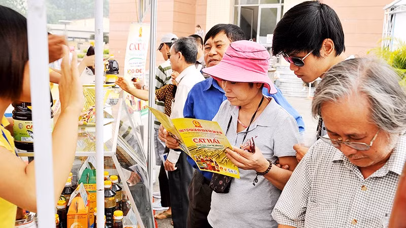 Người tiêu dùng tìm hiểu thông tin sản phẩm. Ảnh: Nguyệt Anh