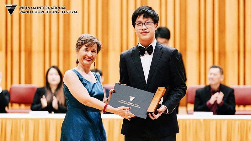 Thí sinh Nguyễn Đức Kiên đạt Giải ba - bảng thi dành cho Nghệ sĩ và đạt giải Thí sinh Việt Nam xuất sắc nhất.