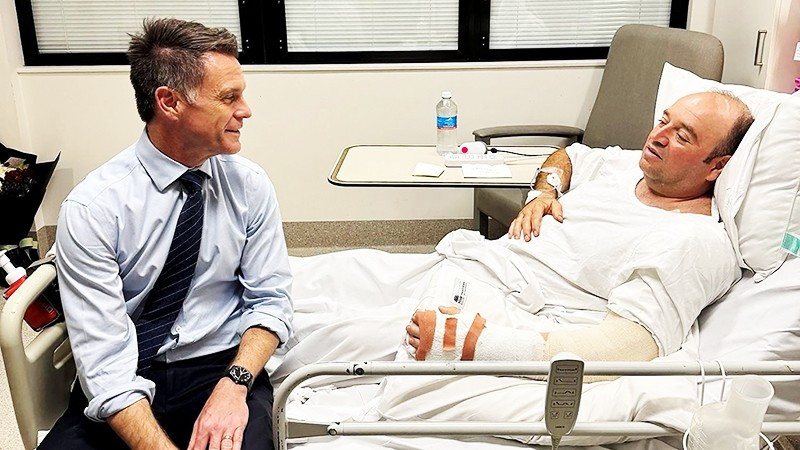 Đại diện chính quyền bang New South Wales thăm hỏi ông Ahmed. Ảnh: ABC NEWS