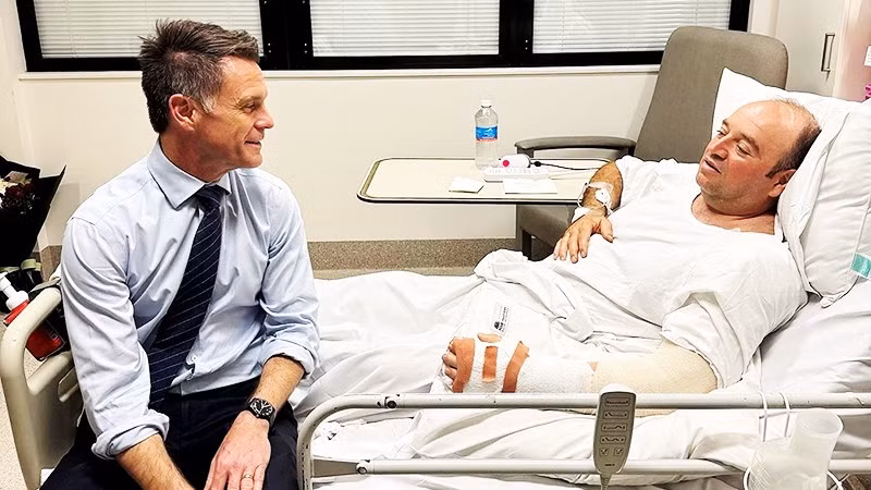 Đại diện chính quyền bang New South Wales thăm hỏi ông Ahmed. Ảnh: ABC NEWS