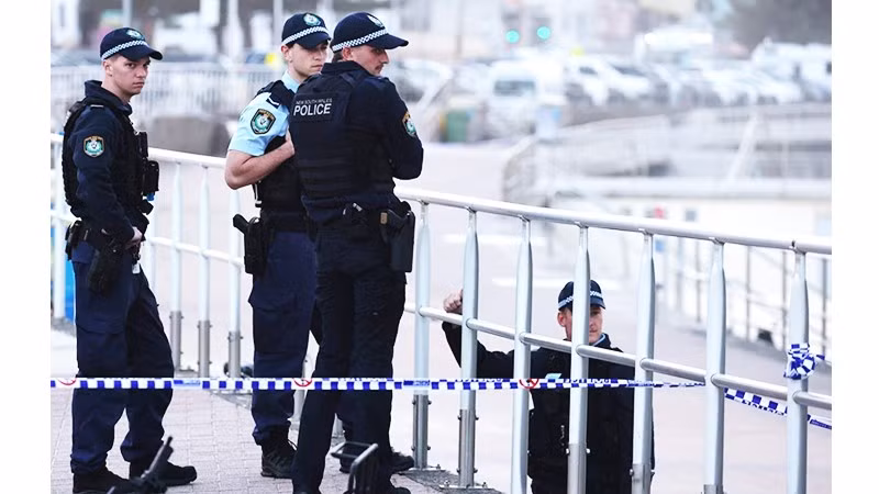 Cảnh sát Australia tăng cường tuần tra sau vụ xả súng ở Bondi. Ảnh: REUTERS