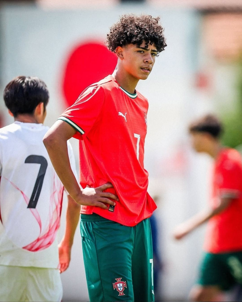 Cha con Ronaldo cùng ghi bàn