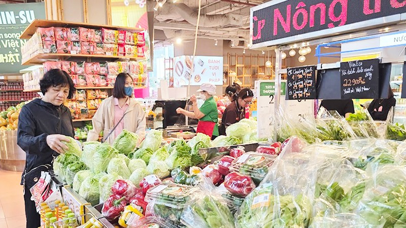 Nhờ nguồn cung lớn và các chương trình bình ổn, giá cả tại hệ thống siêu thị ổn định hơn. Ảnh: NGUYỄN NAM