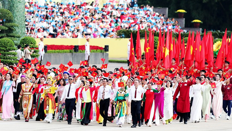 Đảng và Nhà nước chủ trương xây dựng và phát triển nền văn hóa Việt Nam đồng bộ trên nền tảng hệ giá trị quốc gia, hệ giá trị gia đình và chuẩn mực con người Việt Nam.