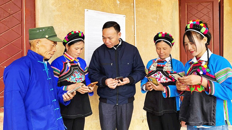 Cán bộ cơ sở làm cầu nối chuyển đổi số.