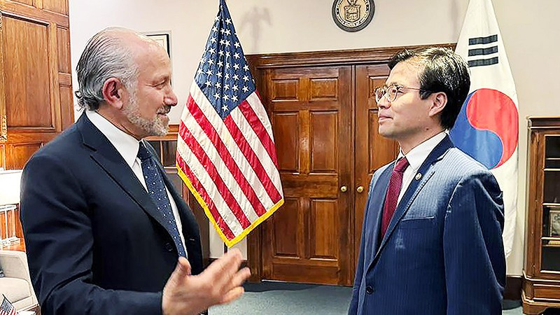 Bộ trưởng Yeo Han Koo (phải) và người đồng cấp Mỹ Howard Lutnick. Ảnh: Yonhap News