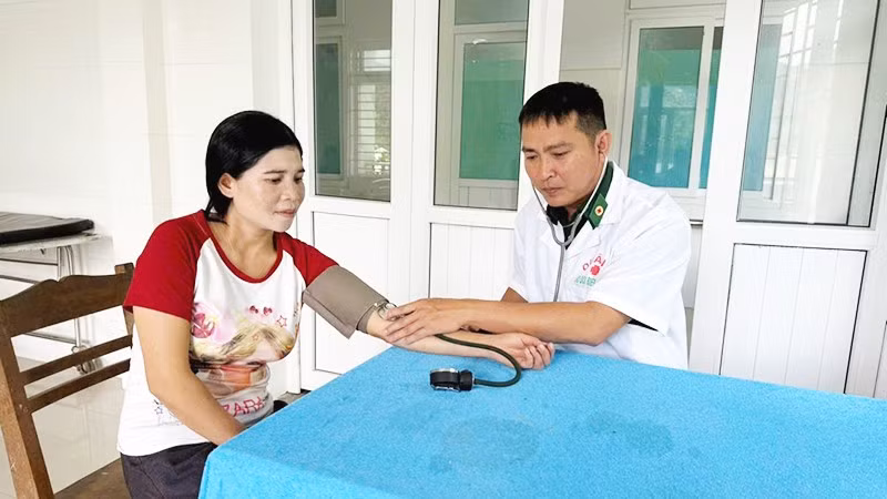 Bác sĩ Nguyễn Văn Quốc Trí đang khám cho bệnh nhân.