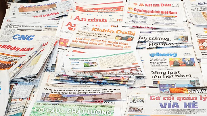 Sạp báo cũ. Ảnh: NAM HẢI