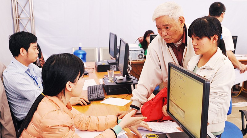 Tư vấn cho cá nhân và hộ kinh doanh tại Thuế Thành phố Hà Nội. Ảnh: NAM ANH