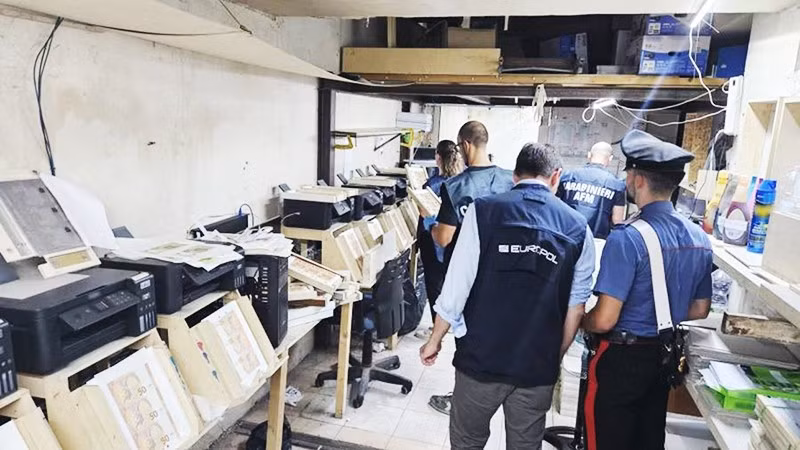 Cảnh sát Italy triệt phá xưởng in tiền giả của Roberto Mazzarella. Ảnh: GETTYIMAGES