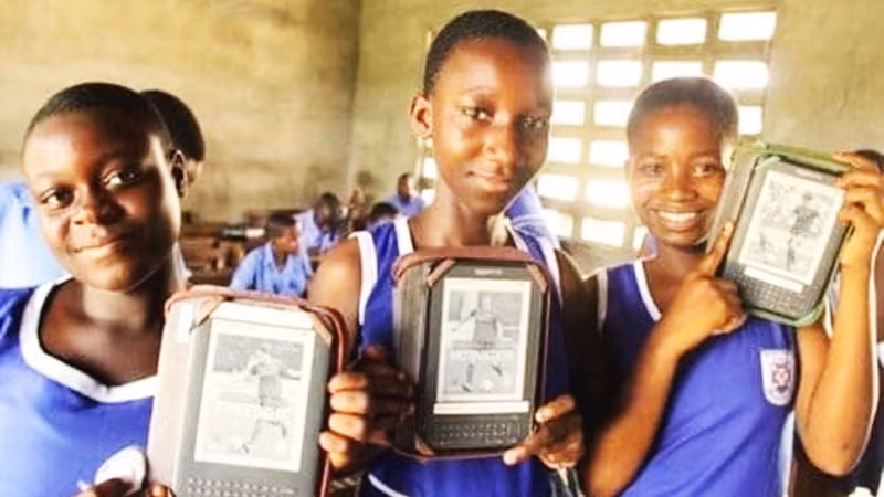Học sinh tại Ghana sử dụng máy đọc sách điện tử. Ảnh: NEWS GHANA