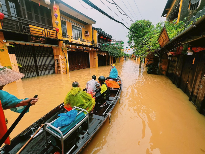 Cứu trợ bằng ghe ở Hội An. Ảnh: HUỲNH NGỌC DUY NGUYÊN