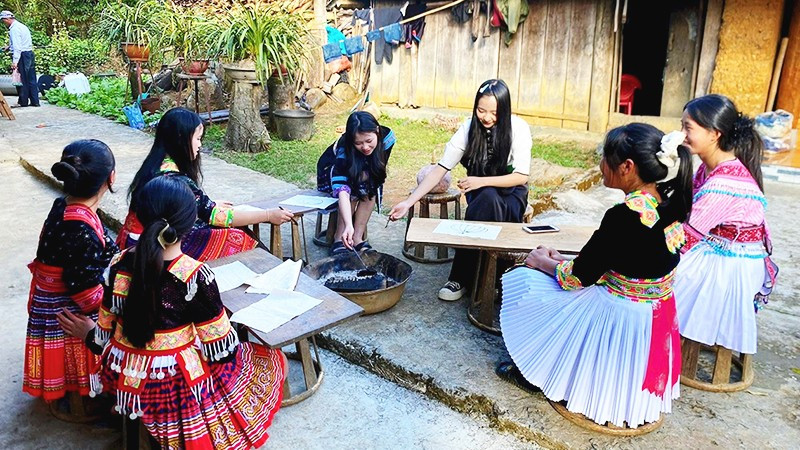 Học sinh Trường Phổ thông dân tộc nội trú tỉnh Lai Châu thực hành vẽ tranh sáp ong.