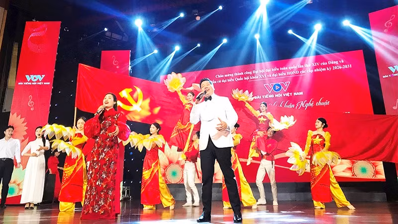 NSƯT Đăng Dương, ca sĩ Trần Hồng Nhung và hợp ca nam nữ thể hiện bài hát "Sáng ngời niềm tin" của nhạc sĩ, NSƯT Thúy My.