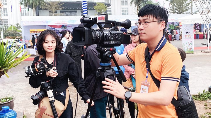 Nhà báo Trần Viết Dư (báo Nam Định) trong quá trình tác nghiệp đa phương tiện, đa nền tảng.
