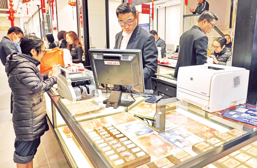 Giao dịch vàng tại doanh nghiệp Phú Quý. Ảnh: TRẦN VIỆT