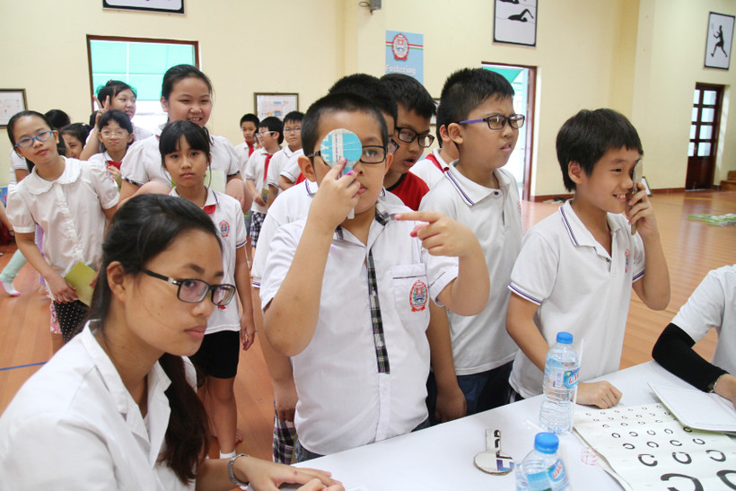 Khám sức khỏe định kỳ cho học sinh tiểu học tại Hà Nội. Ảnh: ANH QUÂN