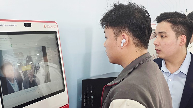 Người dân sử dụng kiosk thông minh và hệ thống xác thực cấp bản sao số tài liệu điện tử. Ảnh: NAM NGUYỄN