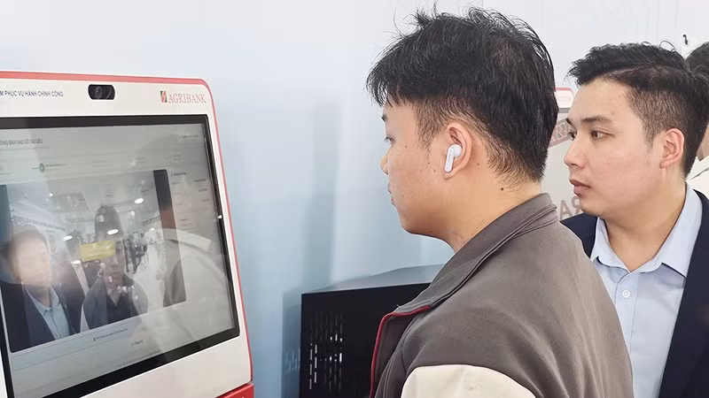 Người dân sử dụng kiosk thông minh và hệ thống xác thực cấp bản sao số tài liệu điện tử. Ảnh: NAM NGUYỄN