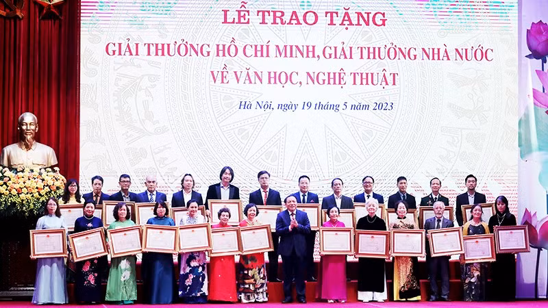 Đảng, Nhà nước khích lệ các văn nghệ sĩ bằng những chính sách đúng đắn, kịp thời. Ảnh: KHIẾU MINH