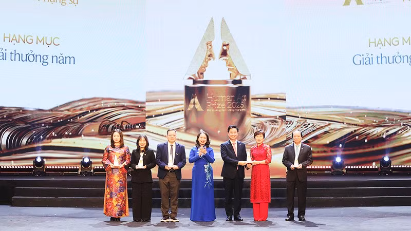 Phó Chủ tịch nước Võ Thị Ánh Xuân trao các giải hạng mục Giải thưởng Hành động vì Cộng đồng năm 2025.