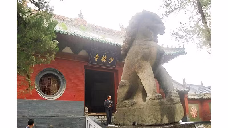 Sư tử đá và cổng Thiếu Lâm Tự với bút tích của Vua Khang Hy.