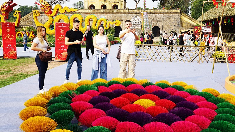 Khách du lịch tham dự chương trình Happy Tết 2026. Ảnh: NAM HẢI