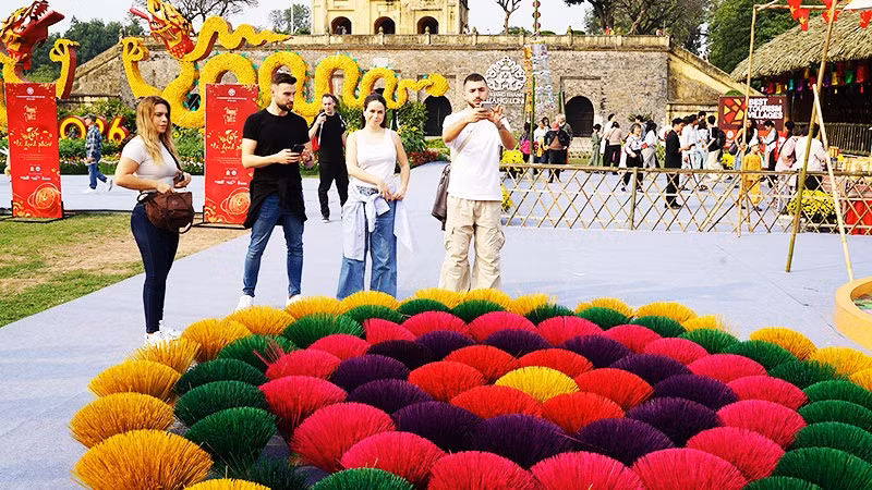 Khách du lịch tham dự chương trình Happy Tết 2026. Ảnh: NAM HẢI