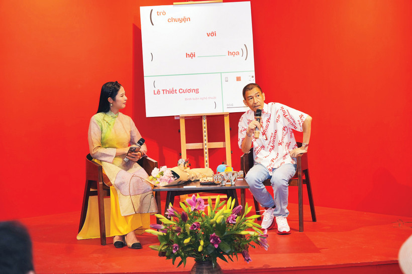 Họa sĩ Lê Thiết Cương và hoa hậu Việt Nam 2010 Ngọc Hân tại lễ ra mắt sách.