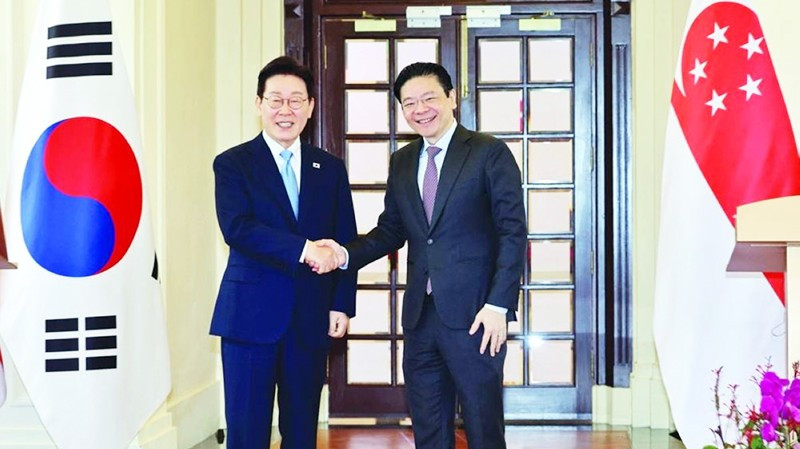 Tổng thống Hàn Quốc Lee Jae Myung (bên trái) gặp gỡ Thủ tướng Singapore Lawrence Wong. Ảnh: REUTERS