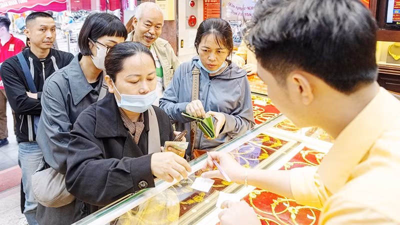Với biến động giá vàng hiện nay, đề xuất đánh thuế giao dịch vàng liên tục được đưa ra. Ảnh: MINH ĐỨC