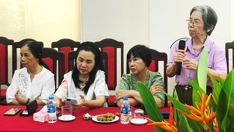 Nhà văn Lê Phương Liên phát biểu ý kiến tại tọa đàm.