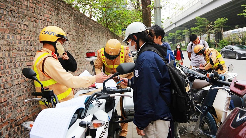 Ngoài việc lập biên bản xử phạt hành chính, CSGT còn gửi thông báo đến Sở Giáo dục và Đào tạo đối với học sinh vi phạm giao thông.