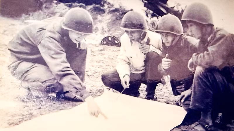 Từ phải qua: Kíp chiến đấu Tiểu đoàn 52 tham gia bắn rơi 32 máy bay Mỹ gồm sĩ quan điều khiển Nguyễn Văn Thọ, trắc thủ cự ly Hoàng Văn Nam, trắc thủ góc tà Vương Thái Thanh, trắc thủ phương vị Trần Hay. Ảnh: NVCC