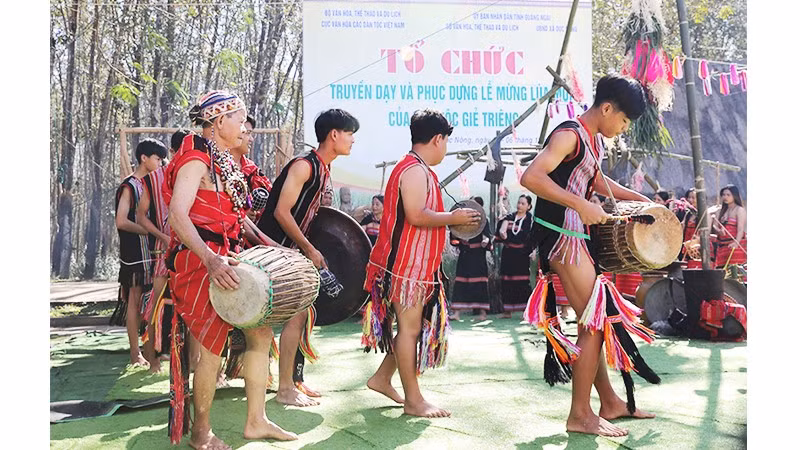 Lớp trẻ được truyền nghề từ các nghệ nhân uy tín của địa phương.