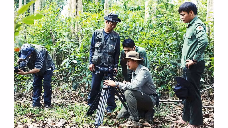 Đạo diễn Tú Anh (ngồi sau máy quay) trong một lần quay ngoại cảnh. Ảnh: NVCC