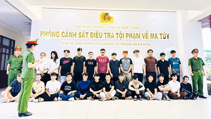 Công an TP Hồ Chí Minh triệt phá đường dây mua bán cần sa và thuốc lá điện tử chứa chất cấm trên mạng xã hội có sự tham gia của người nước ngoài, ngày 21/1.