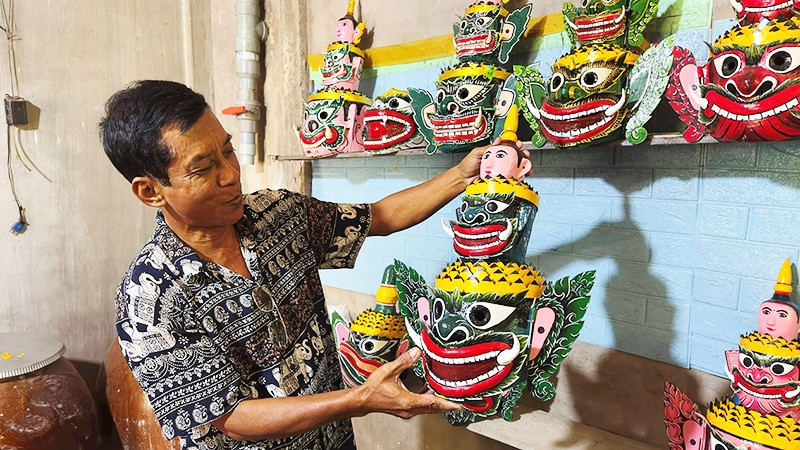 Nghệ nhân Kim Mạnh giới thiệu các sản phẩm của mình.