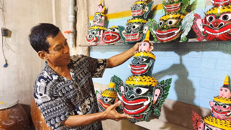 Nghệ nhân Kim Mạnh giới thiệu các sản phẩm của mình.