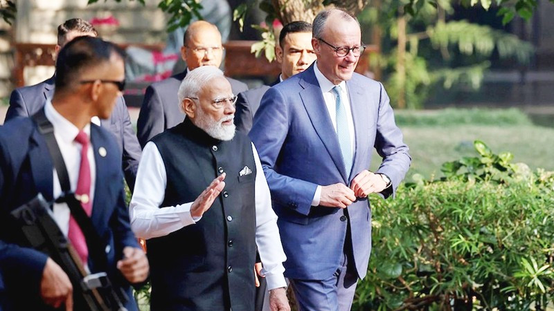 Thủ tướng Friedrich Merz (bên phải) và Tổng thống Ấn Độ Narendra Modi. Ảnh: REUTERS