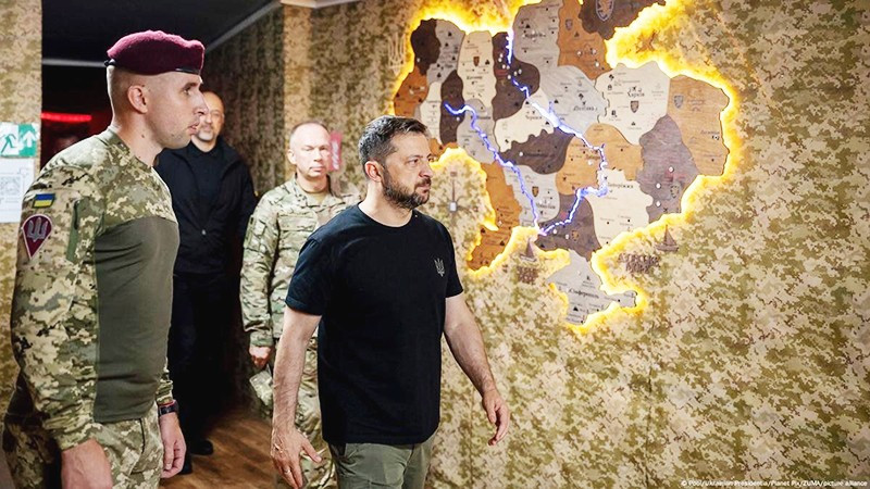 Tổng thống Ukraine V.Zelensky thị sát một khu vực chiến sự. Ảnh: DW