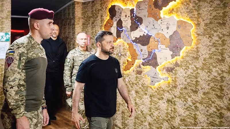 Tổng thống Ukraine V.Zelensky thị sát một khu vực chiến sự. Ảnh: DW