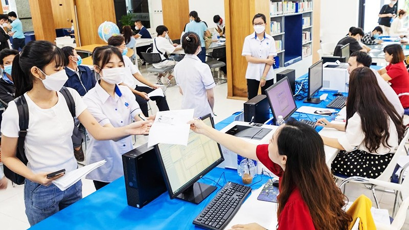 Sinh viên làm thủ tục nhập học trong mùa tuyển sinh năm 2025. 