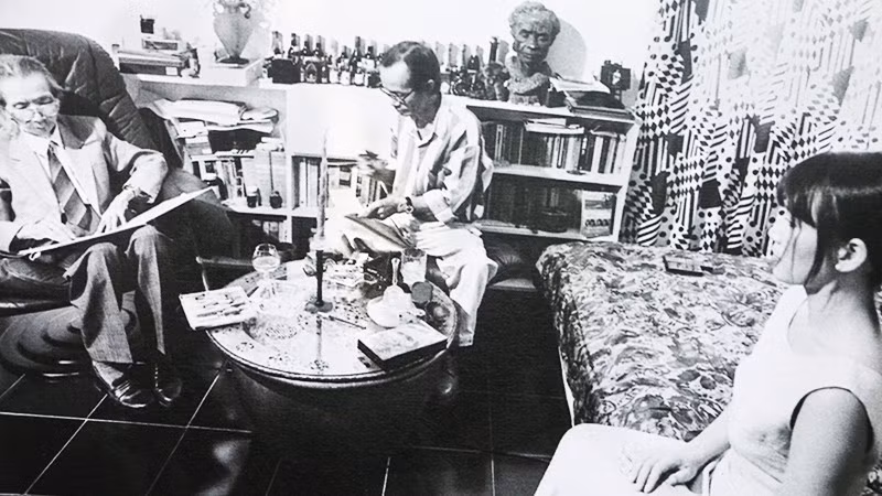 Bức ảnh nhạc sĩ Văn Cao và nhạc sĩ Trịnh Công Sơn tại nhà em gái Trịnh Vĩnh Trinh.