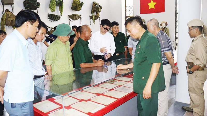 Nhiều khách tham quan và cựu chiến binh hào hứng với các tư liệu về ngành tình báo mà Đại Lâm giới thiệu.
