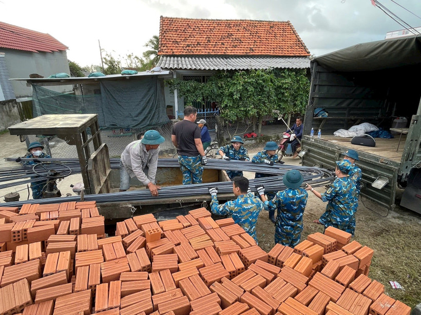 Sư đoàn 372 xây nhà cho nhân dân vùng lũ tỉnh Đắk Lắk