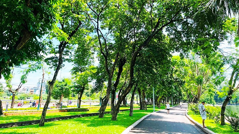 Hàng rào công viên được dỡ bỏ, tạo thuận lợi hơn cho người dân vào tập thể dục, đi dạo.