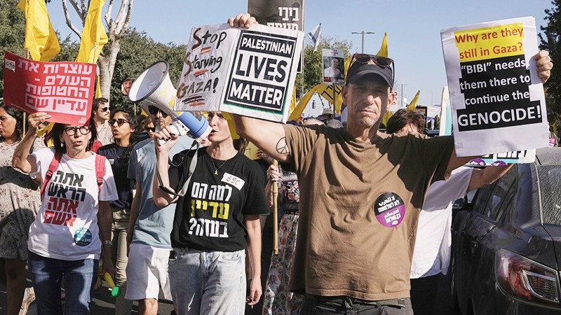 Người dân Israel tuần hành kêu gọi hòa bình. Ảnh: The New York Times